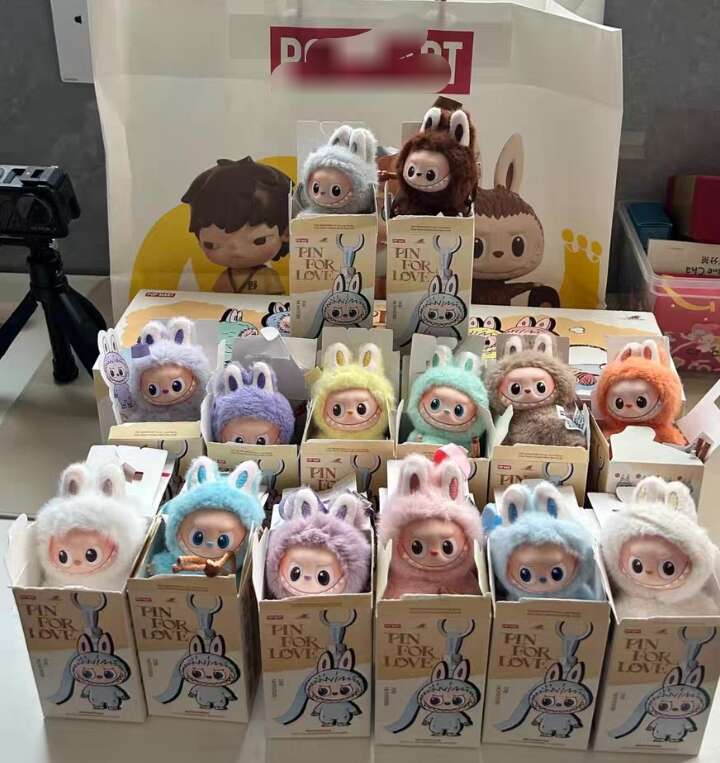 Highquality Labubu 4.0 Pin For Love Series Mini Labubu V4 Vinyl Plush Pendant Blind Box yizhixing