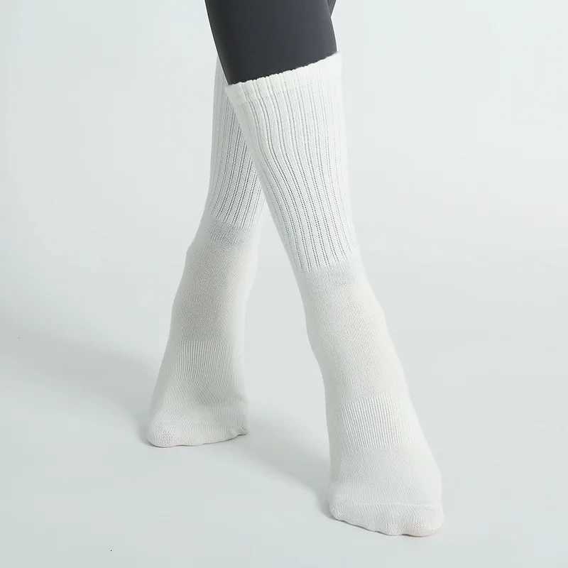 Middle Tube Yoga socks Women Autumn Winter Nonslip Pilates Socks Women Sports Socks Cotton Striped Fitness Skipping Socks Y251024