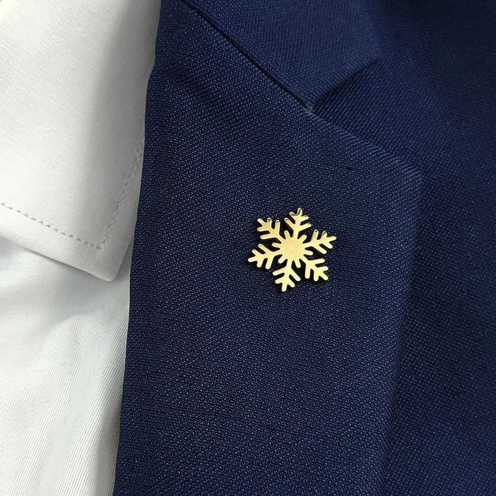 Christmas Snowflake 18k Stainless Steel Brooch Fashion Suit Lapel Pin Clothing and Bag Badge Fun Gift for Friends J251115