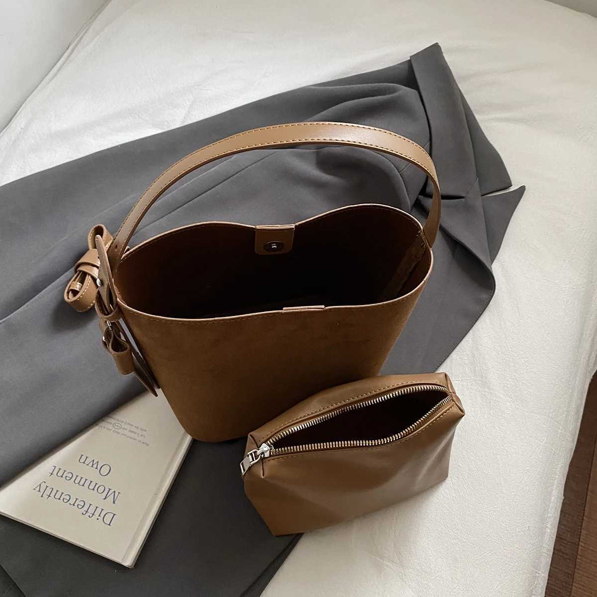 LEFTSIDE Luxury PU Leather Small Bucket Bag Female Crossbody Bag 2025 Winter Retro Female Handbags and Purses Shoulder Bag Z251024