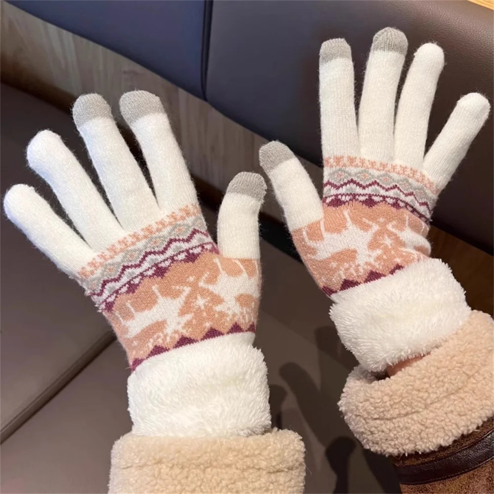 Unisex Gloves Thickened And Fleece Winter Warm Touch Christmas Deer Knitted Wool Glove Elk Deer Pattern Cashmere Women Gloves 251023
