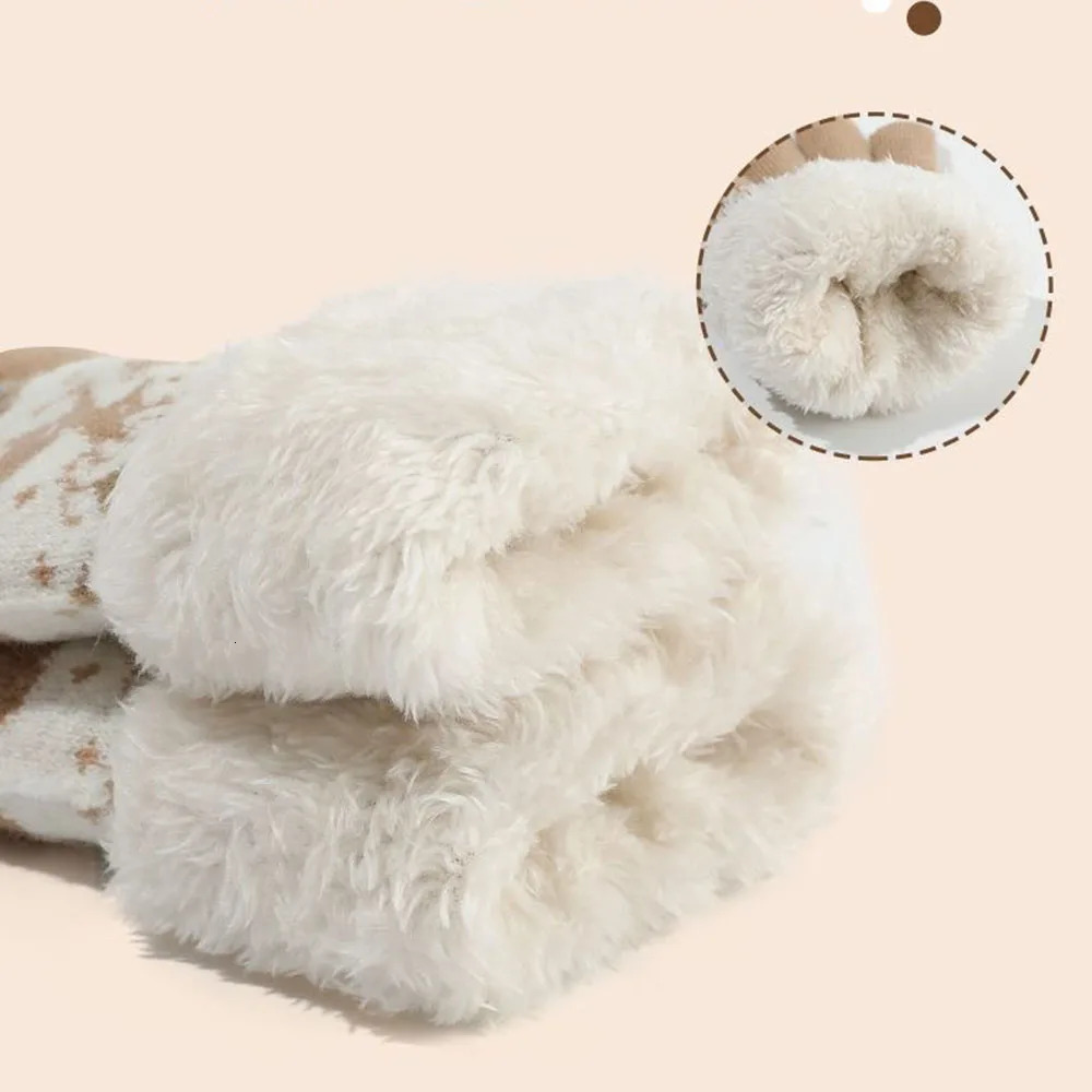 Unisex Gloves Thickened And Fleece Winter Warm Touch Christmas Deer Knitted Wool Glove Elk Deer Pattern Cashmere Women Gloves 251023