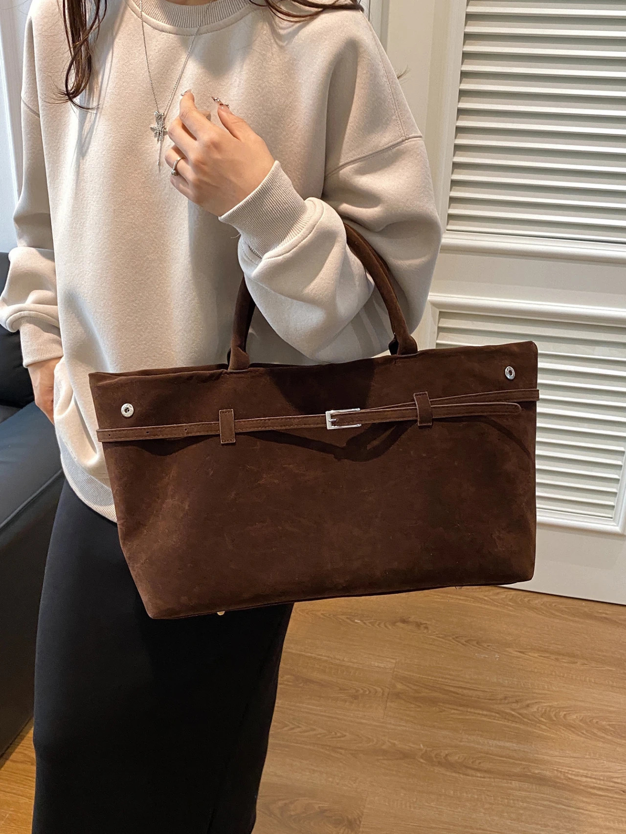 2024 AutumnWinter Womens Bag Fashion Style Suede Handbag Versatile High End Single Shoulder Crossbody 251018