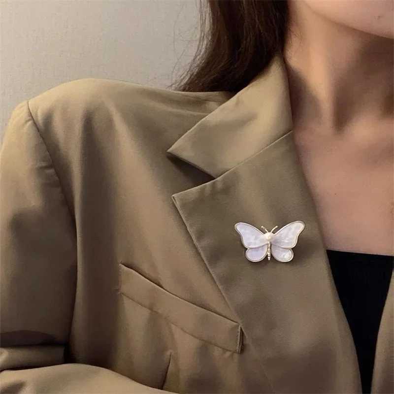 New Butterfly Brooches For Women Charm Pearl Gold Color Brooch Pins Party Wedding Gifts Clothing Accessories Jewelry Gift J251115