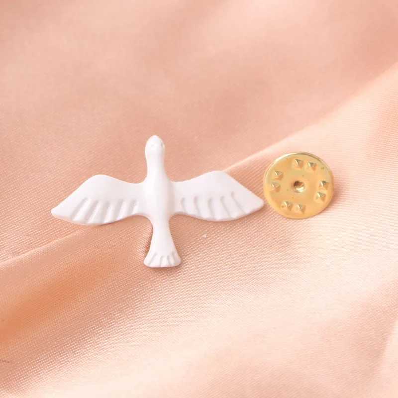 Peace Dove Womens Brooch Lapel Pin Collar Jewelry Anime Badges Halloween Christmas Gift Anime Pins New Year Fashion Brooches J251115