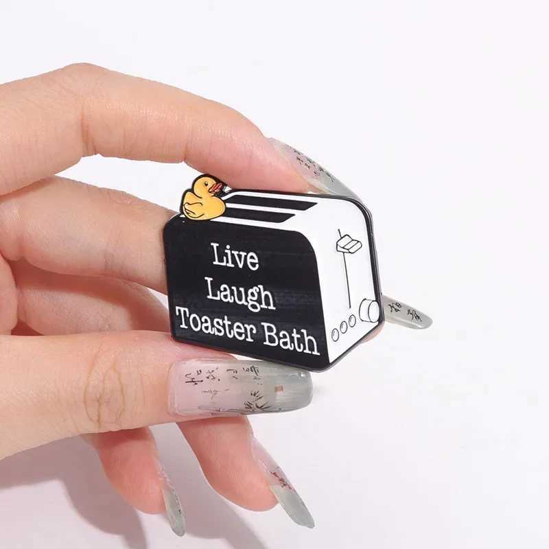 Cute Duck Bread Maker Enamel Pins Laugh Toaster Bath Brooches Lapel Metal Badges Funny Decoration Jewelry Gift for Friends J251115