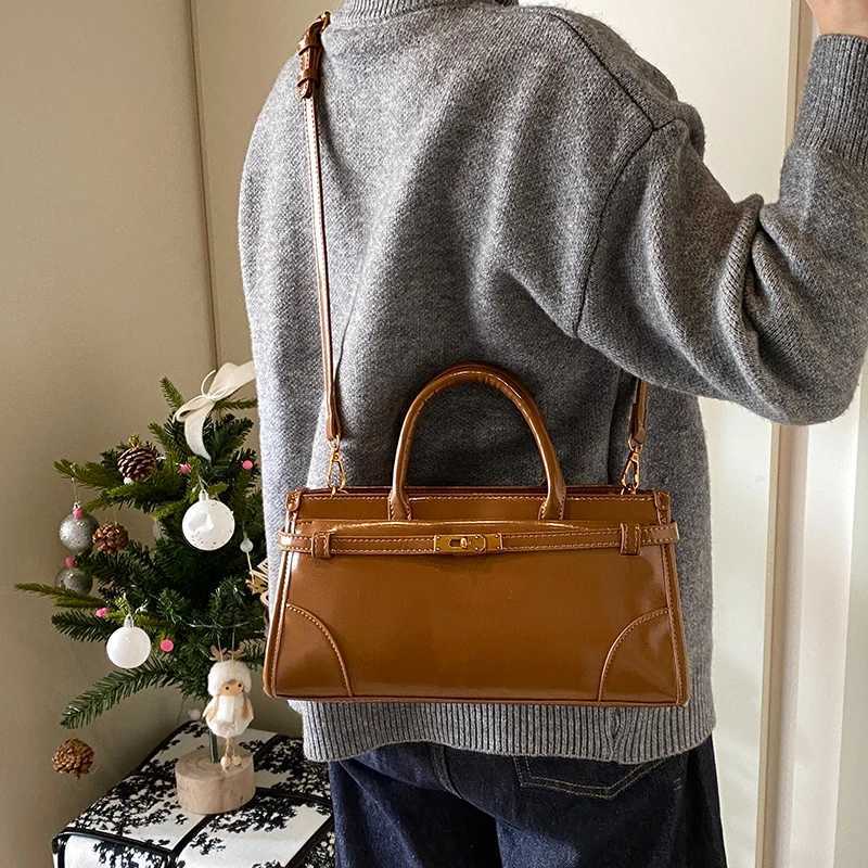 LEFTSIDE Small Pu Leather Crossbody Bags Lady Short Handle Shoulder Bag for Women 2024 New Simple Y2K Retro Handbags and Purses Z251024
