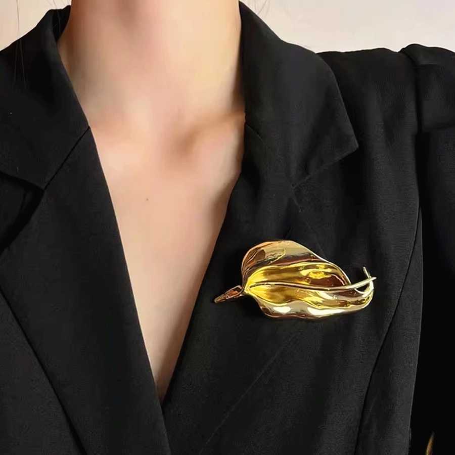 Vintage Metal Leaves Flower Shape Brooch for Women Unique Delicate Suit Corsage Pins Fashion Accessory Party Jewelry J251115