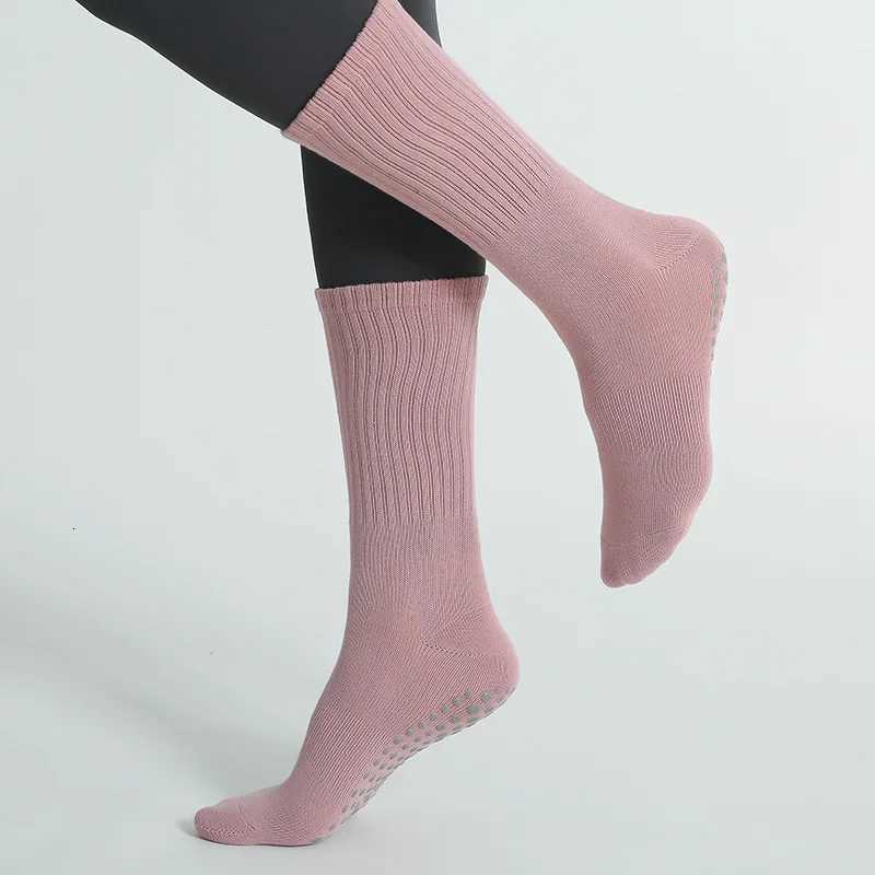 Middle Tube Yoga socks Women Autumn Winter Nonslip Pilates Socks Women Sports Socks Cotton Striped Fitness Skipping Socks Y251024