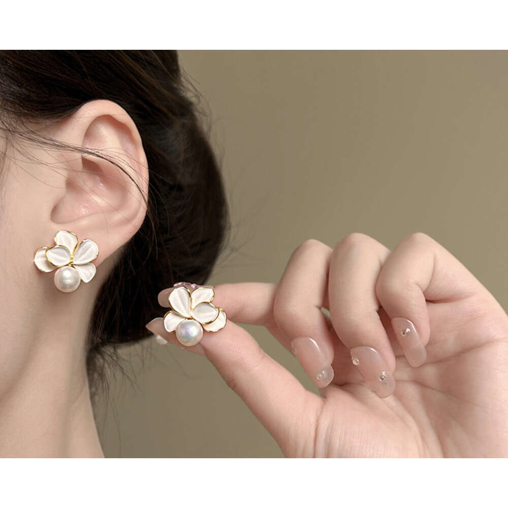 French Style White Flower Pearl Light High-end Elegant Earrings Niche Design Ear Jewelry 2025 New Model