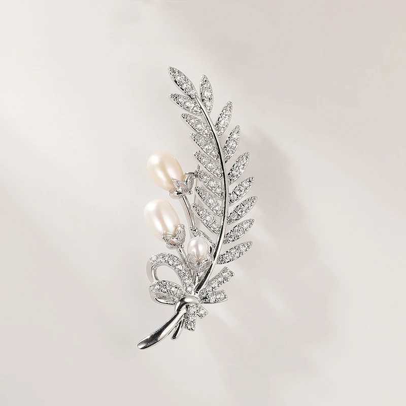 2025 New Luxury Feather Brooches Natural Freshwater Pearl Zircon Pin Womens Suit Accessories Dinner Corsage J251115