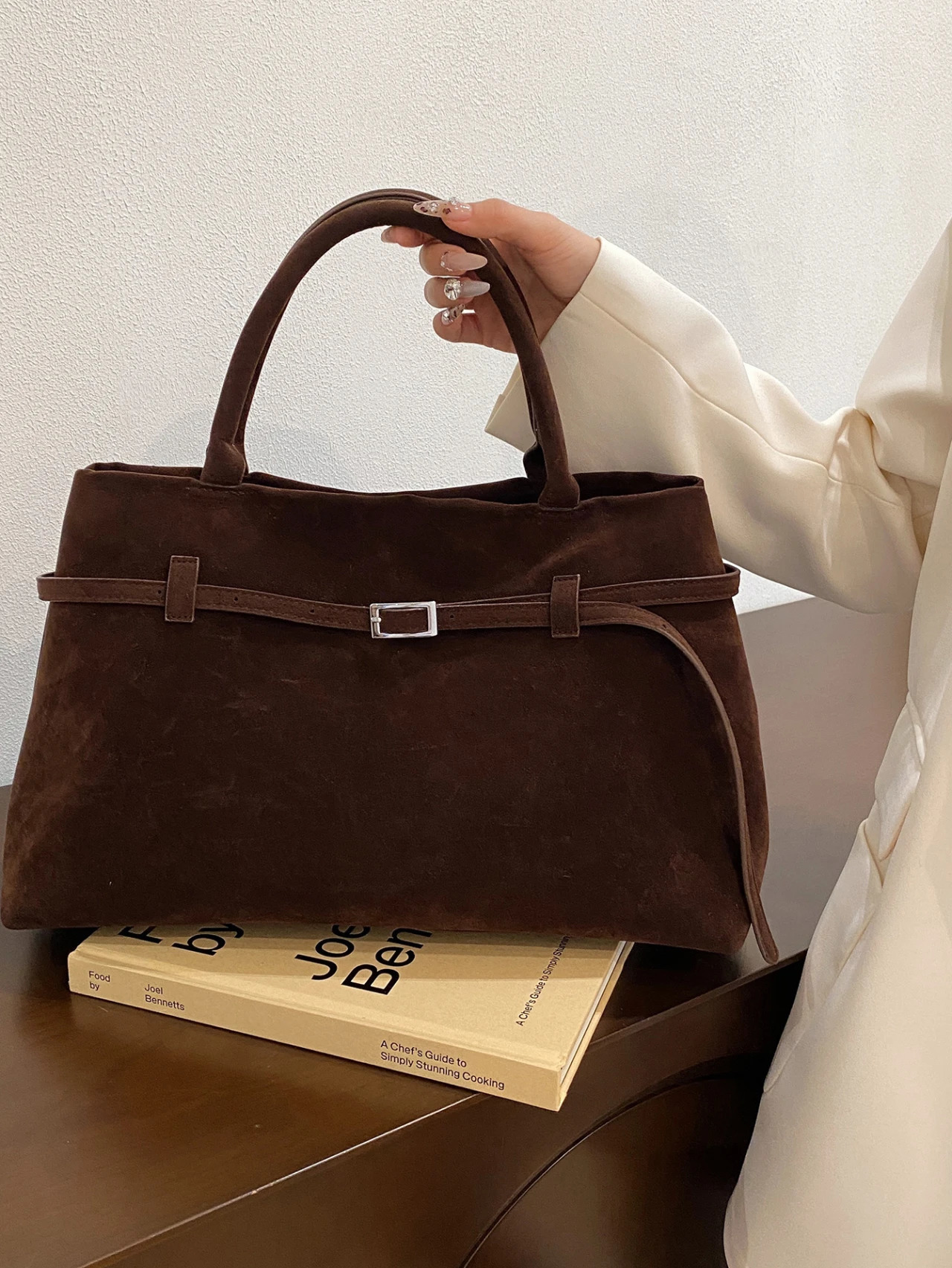 2024 AutumnWinter Womens Bag Fashion Style Suede Handbag Versatile High End Single Shoulder Crossbody 251018