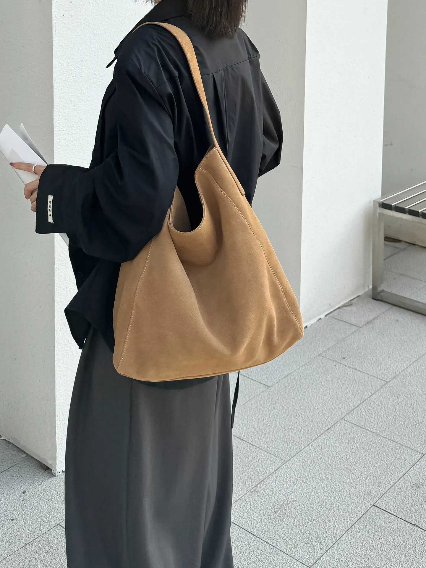 New suede velvet underarm tote bag for autumn and winter Simple large capacity first layer frosted cowhide handbag shoulder bag Z251024