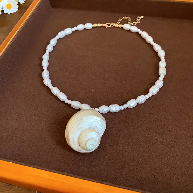 Fashion Baroque Imitation Pearl Clavicle Chain Summer Women Vacation Handmade Natural Conch Necklace Adult Jewelry 251016