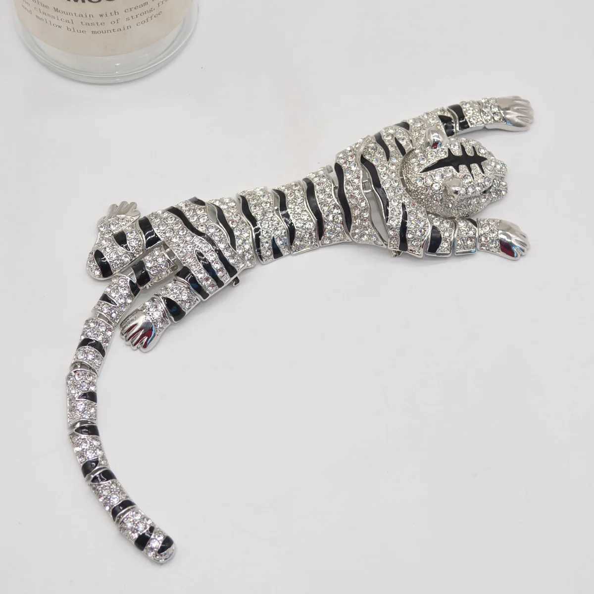 SKEDS Exaggerated Luxury Full Crystal Tiger Brooch Badges For Women Men Fashion Classic Unisex Shining Boutique Pin Accessories J251115