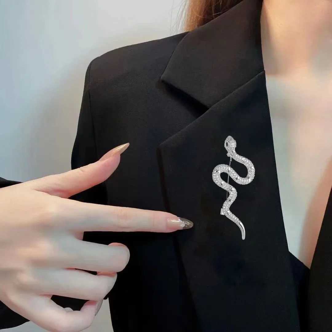 2024 New Snake Brooch Full Rhinestone Crystals Inlay Luxury Womens Brooches Pins Badge Jewelry Souvenir Gift J251115