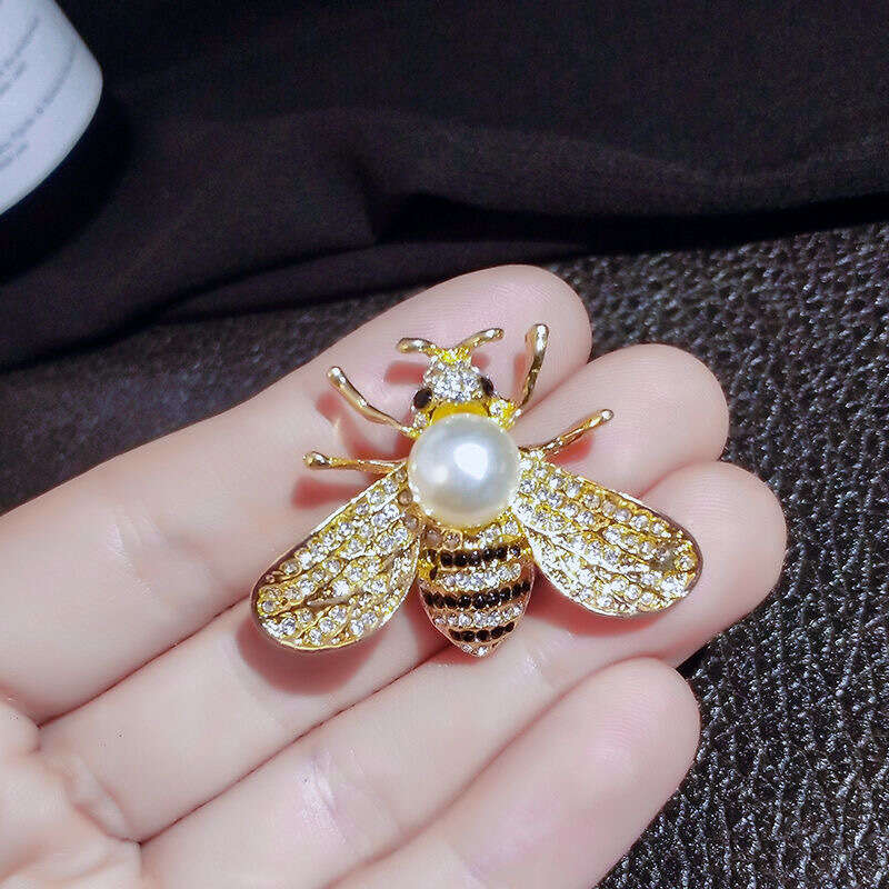 Brooch Designer luxury brooches imitation pearl Bee for Women men Full zircon Anti exposure Pin High end Elegant alloy plated silver Accessory Festiva