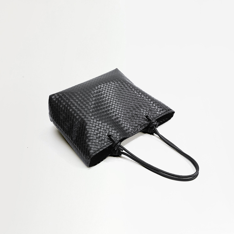 Luxury Brand Designer Bag New Niche Woven Bag For Women, Fashionable Versatile Handbag And Shoulder Bag, Large Capacity Commuting Tote Bag