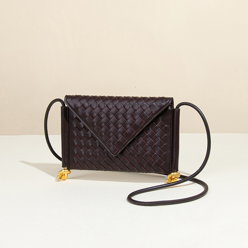 Luxury Brand New Women's 2025 Street Fashion Trend Woven Envelope Single Shoulder Crossbody Messenger Flap Phone Bag Z260224