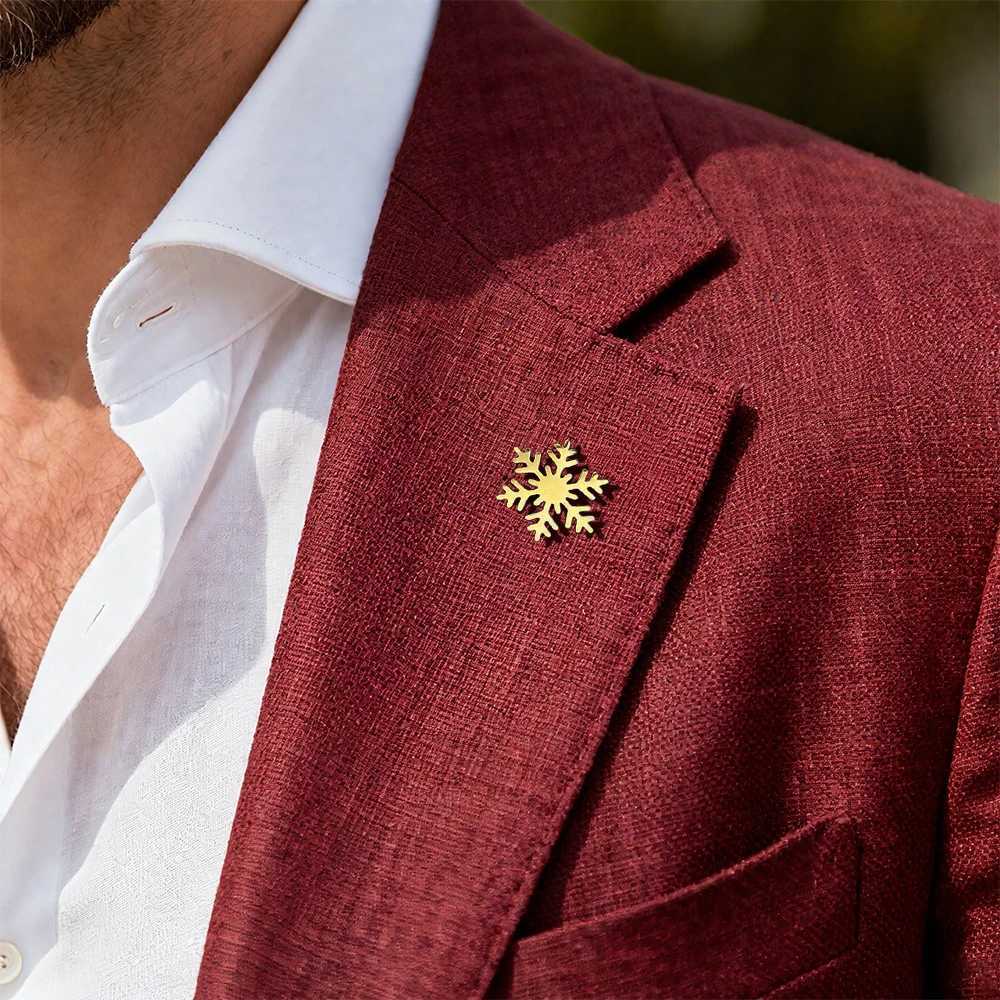 Christmas Snowflake 18k Stainless Steel Brooch Fashion Suit Lapel Pin Clothing and Bag Badge Fun Gift for Friends J251115