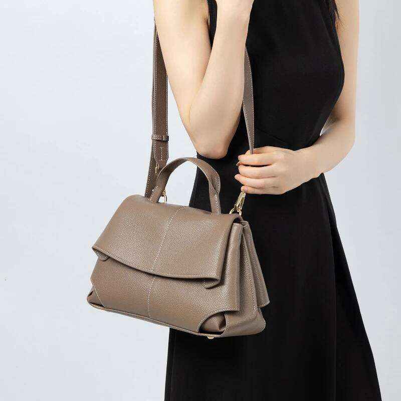 Women's Genuine Leather Shoulder Niche Design Girls Fashionable Light Crossbody Bags For Female Travelling Commuter 251023 1025