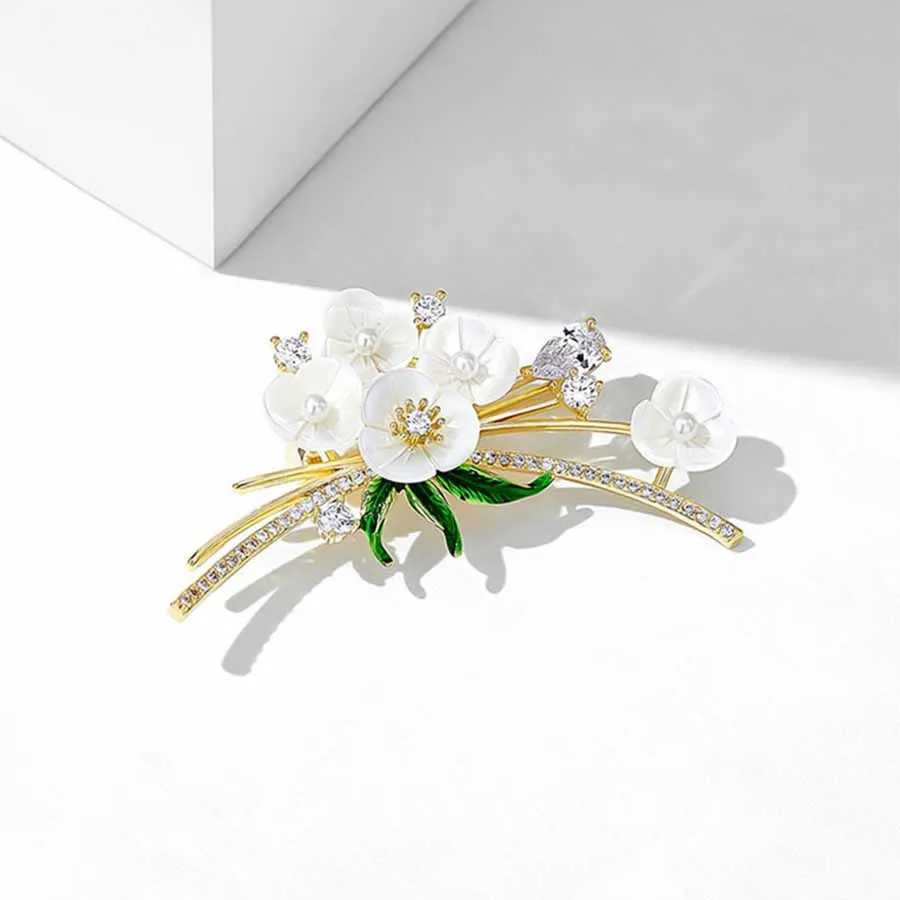 New Delicate Floral Brooch Pin Unisex Highend Feminine Pearl Corsage Luxury Design White Crystal Pins Rhinestone Accessories J251115