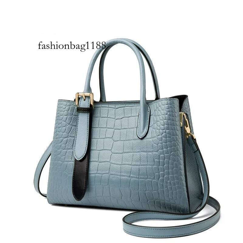 Leather handbag, women's high-quality shoulder fashionable and atmospheric crossbody bag, large capacity commuting bag