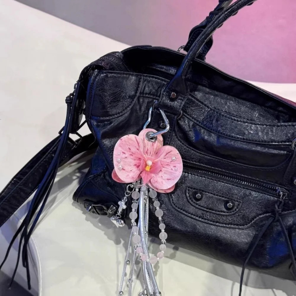 Creative Simulation Flower Bag Pendant Exquisite Phalaenopsis Orchid Lily Keychain Fashion Backpack Decoration Accessories Gifts 251023