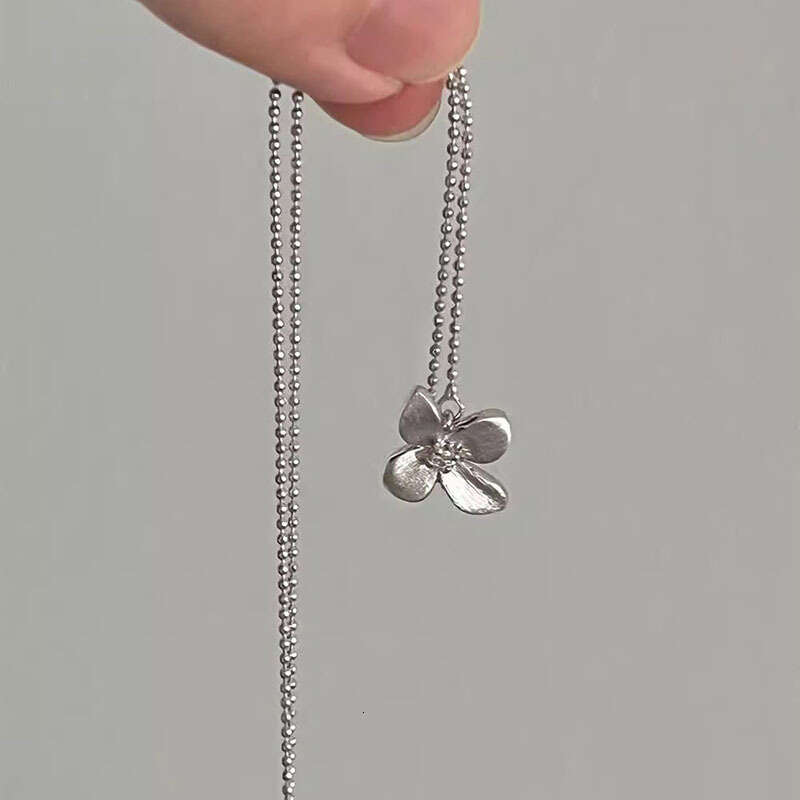 Irregular Brushed Flower Pendant Necklace for Women, Exquisite High-end Niche Design Clavicle Chain
