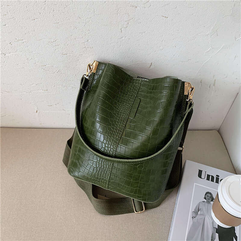 Fashionable Single Shoulder 2024 New Trendy Elegant Underarm Casual Versatile Wide Strap Bucket Bag