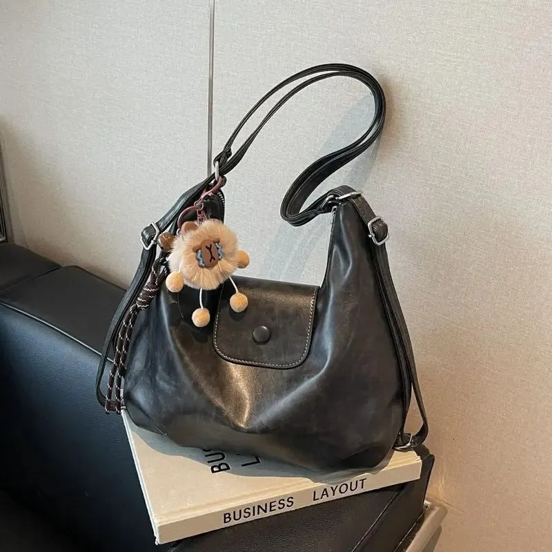 Vintage PU Leather Shoulder Bag for Women Lightweight Large Capacity Handbag with ornaments Commute Shopping Backpack Purse 251018