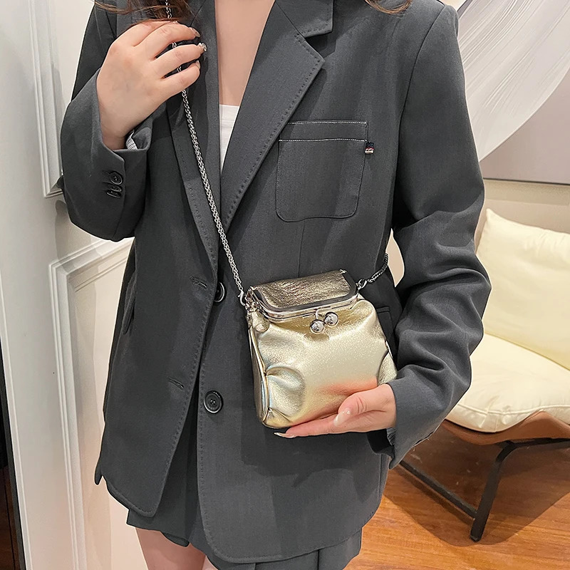 1 Piece of Pure Color Chain Shoulder Bag for Women Versatile Crossbody Fashionable ClipOn Small Square 251018
