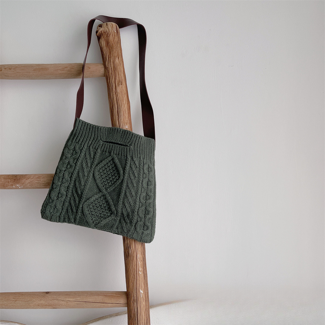 New Korean style children's designer knitted woven bag autumn and winter fashion men's and women's street belt yarn crossbody bag