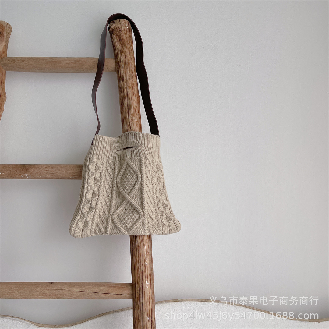 New Korean style children's designer knitted woven bag autumn and winter fashion men's and women's street belt yarn crossbody bag