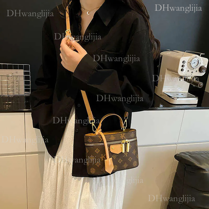 DHGM Retro Box Chain Shoulder Bag, Stylish PU Crossbody Purse for Women and Girls, Minimalist Small Square Bag in Brown & Black dh4300051