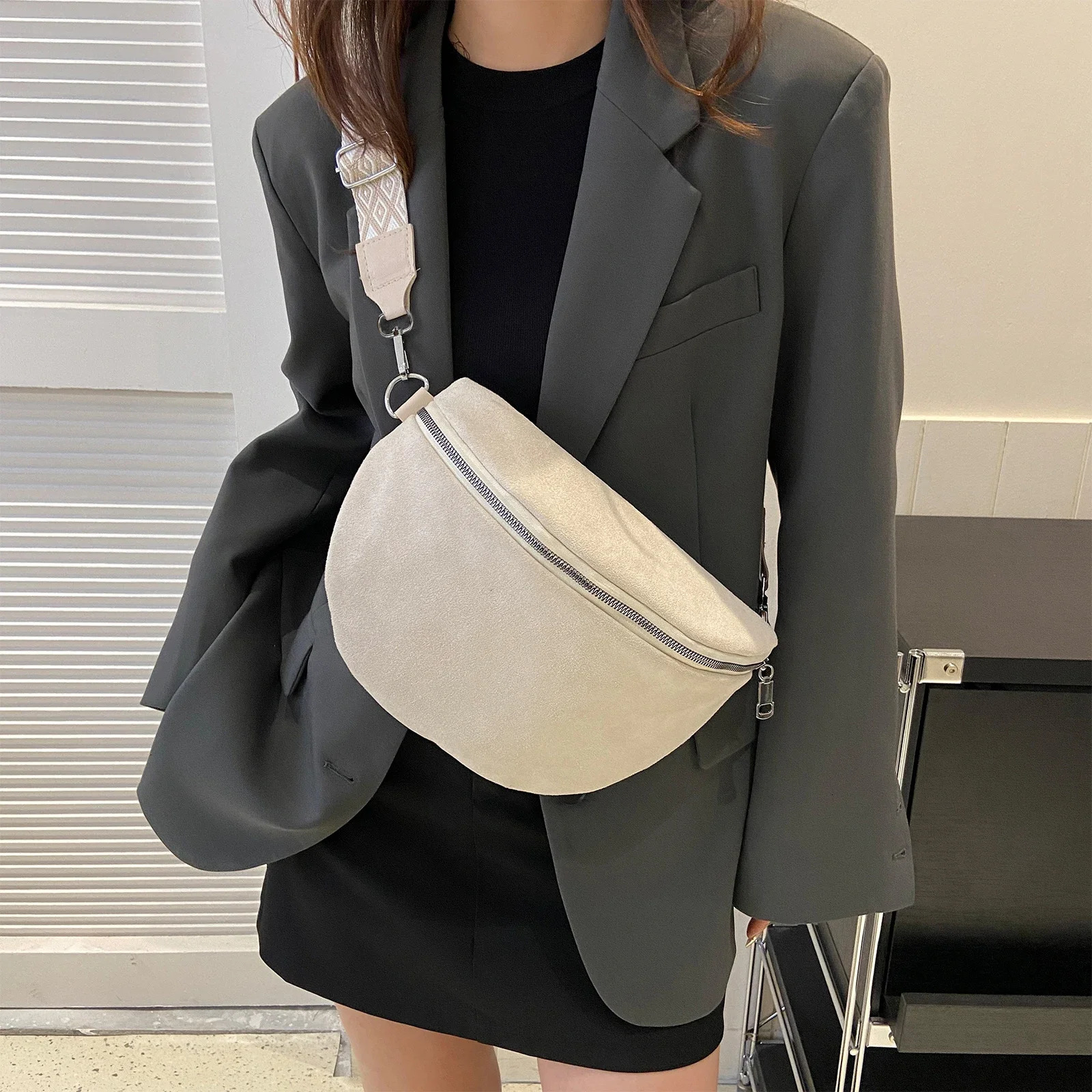 Chest Bag Women Large Crossbody Bag for Women Shoulder Bag Half Moon Belt Bum Bags Casual Sling Bags Waist Chest Pack 251023