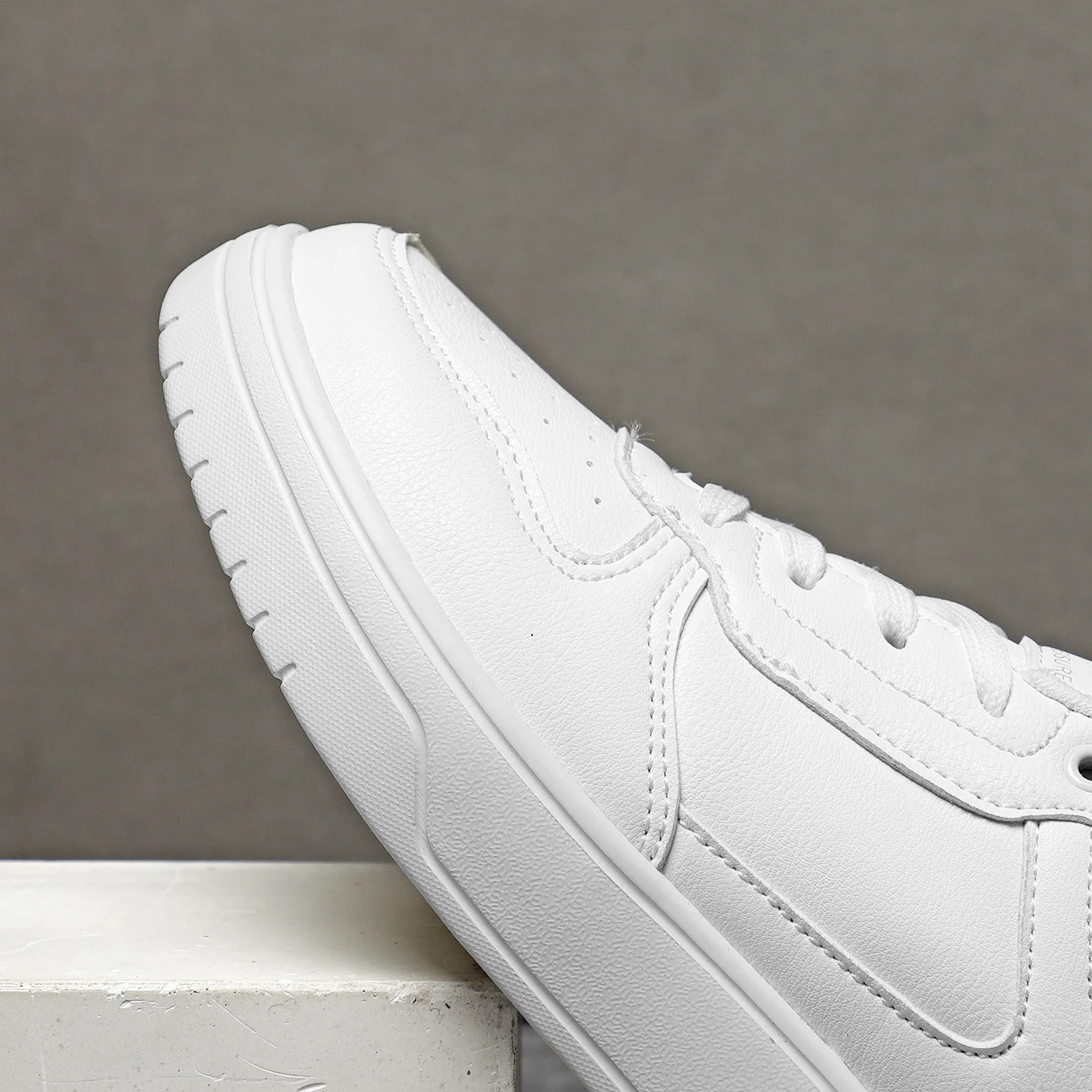 Women Shoes Skateboarding Shoes For Women Sneakers Lightweight White Black Sports Shoes 251023