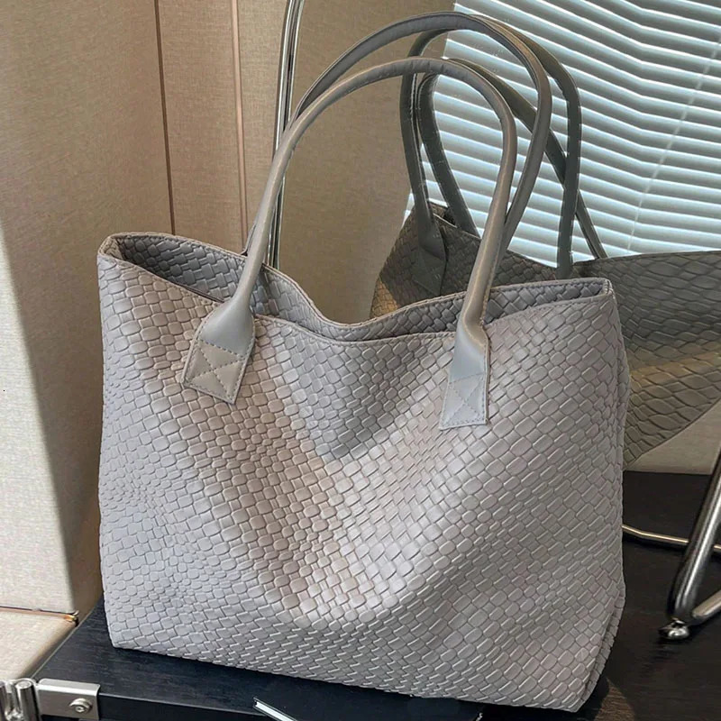 Large capacity woven pattern handbag fashionable shoulder bag niche n solid color suitable for daily shopp 251018