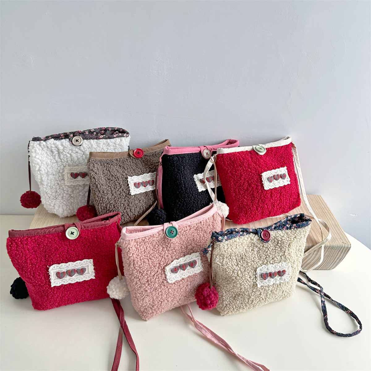 New hot selling soft and fluffy Korean designer handmade small bucket bag plush shoulder bag, cute lamb wool girl bag in winter