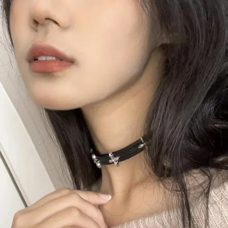 Punk Gothic Black Pu Leather Spike Cross Round Choker Necklace for Women Rivet Neck Jewelry Chocker Collar Fashion Necklaces 251023