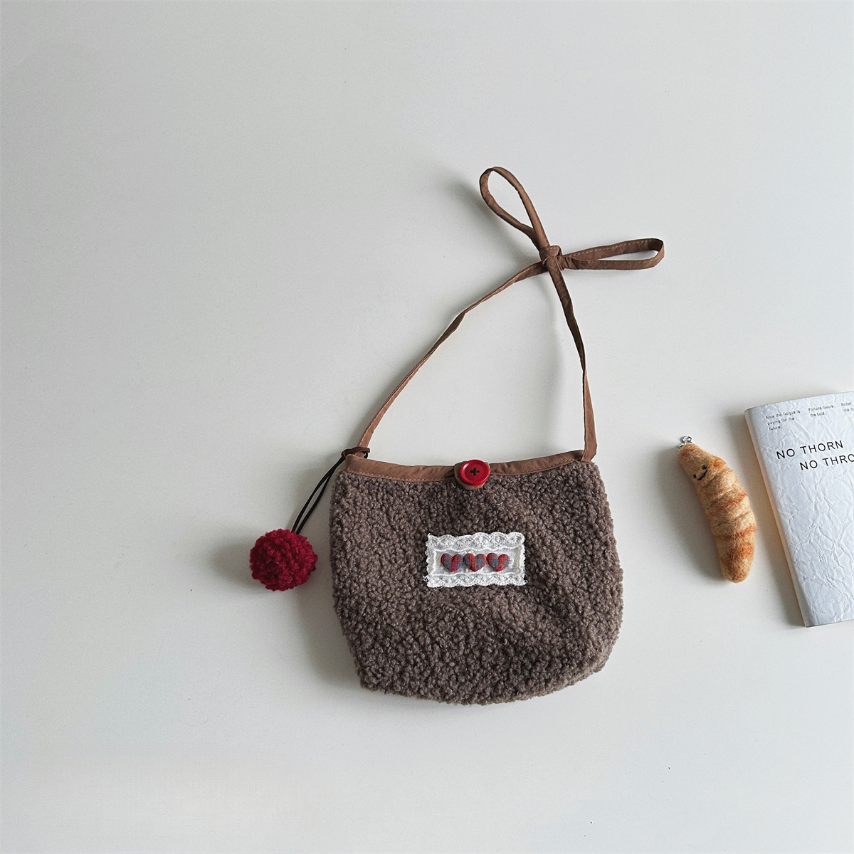 New hot selling soft and fluffy Korean designer handmade small bucket bag plush shoulder bag, cute lamb wool girl bag in winter