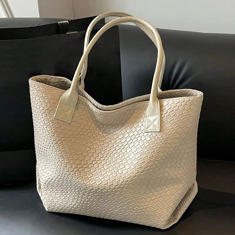 Large capacity woven pattern handbag fashionable shoulder bag niche n solid color suitable for daily shopp 251018