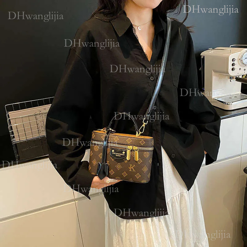 DHGM Retro Box Chain Shoulder Bag, Stylish PU Crossbody Purse for Women and Girls, Minimalist Small Square Bag in Brown & Black dh4300051