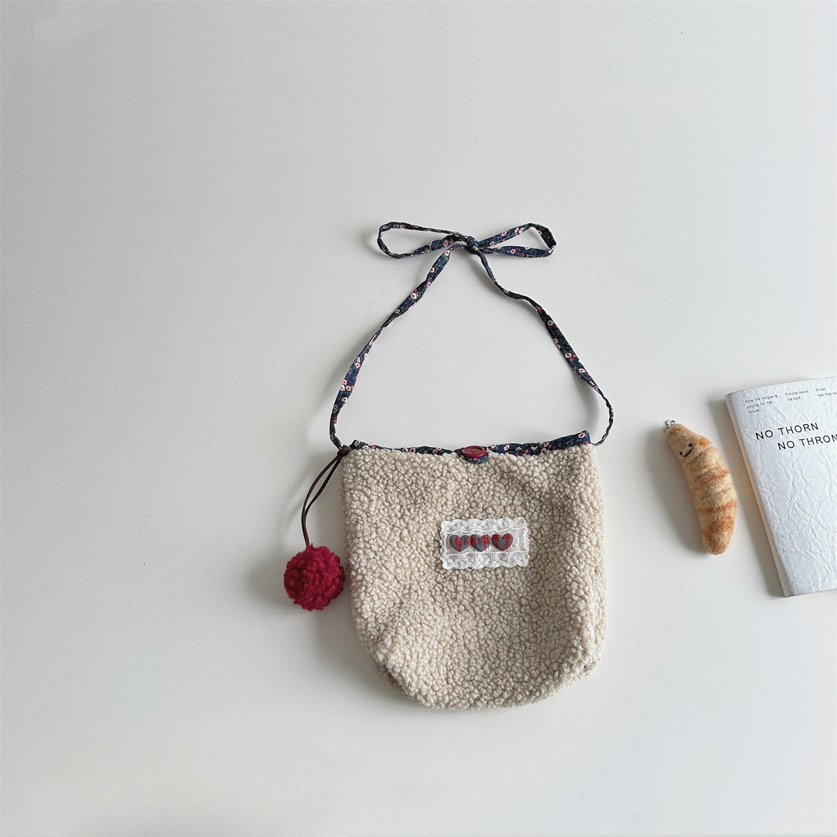 New hot selling soft and fluffy Korean designer handmade small bucket bag plush shoulder bag, cute lamb wool girl bag in winter