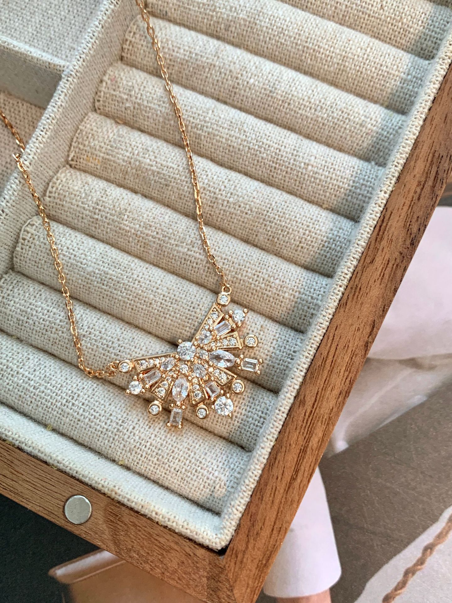 Designer necklace Gold necklace Vintage fan-shaped pendant necklace dress design light luxury fashion temperament high-end zircon collarbone chain
