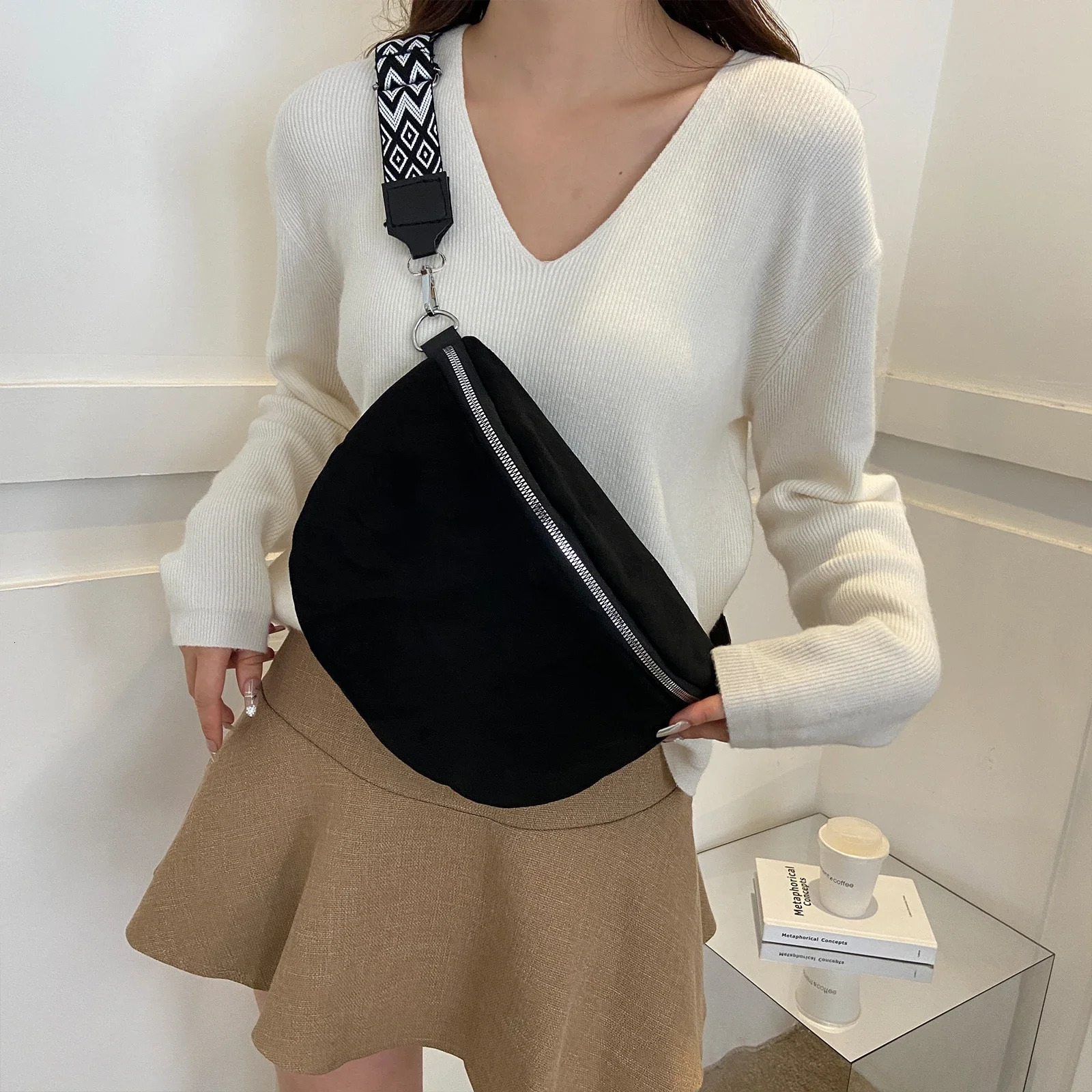 Chest Bag Women Large Crossbody Bag for Women Shoulder Bag Half Moon Belt Bum Bags Casual Sling Bags Waist Chest Pack 251023
