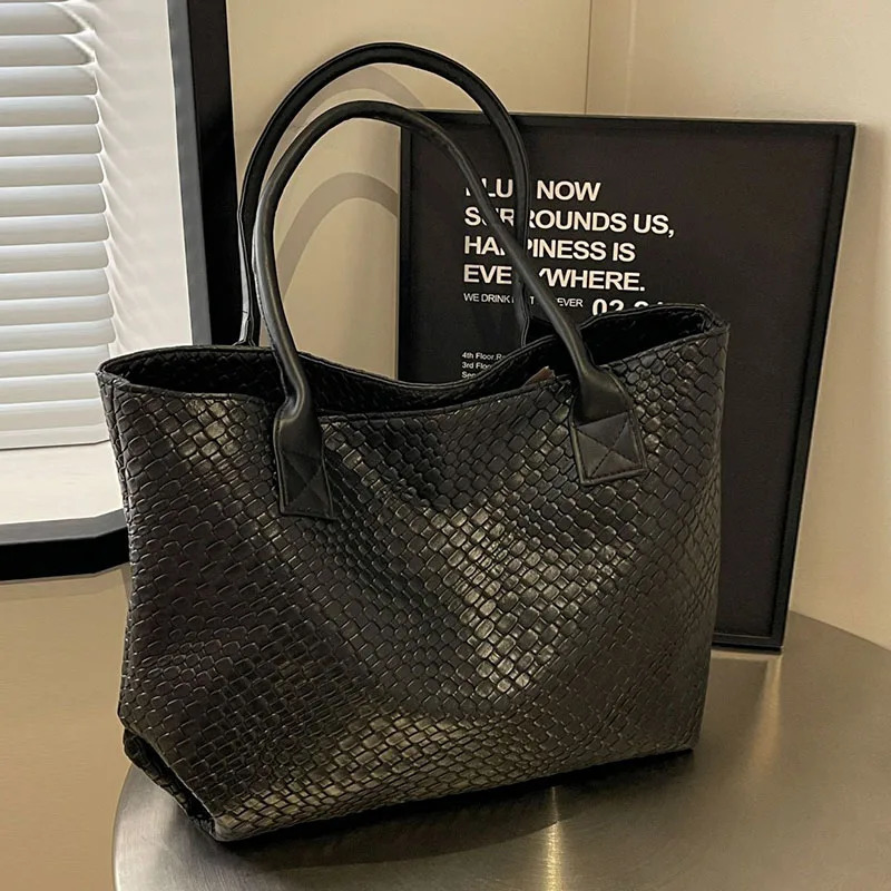 Large capacity woven pattern handbag fashionable shoulder bag niche n solid color suitable for daily shopp 251018