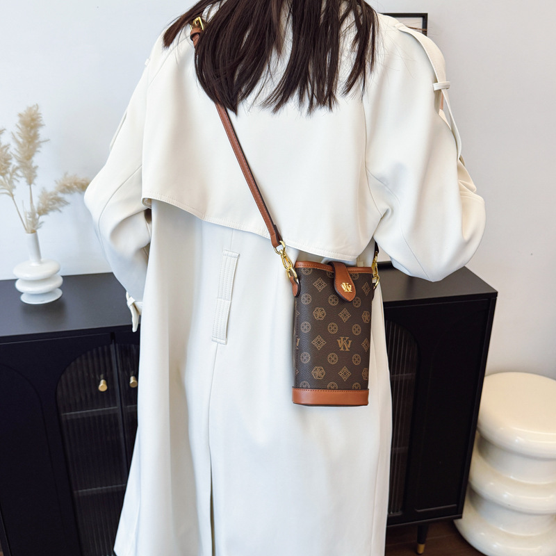 High sense fashion bucket bag female new presbycusis cylinder bag mobile phone bag all shoulder slant cross bag 2025