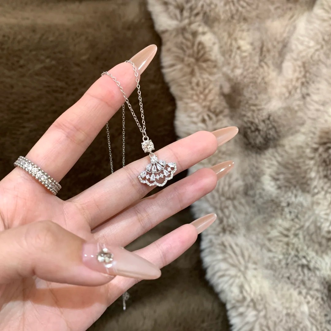 Designer necklace Gold necklace Vintage fan-shaped pendant necklace dress design light luxury fashion temperament high-end zircon collarbone chain