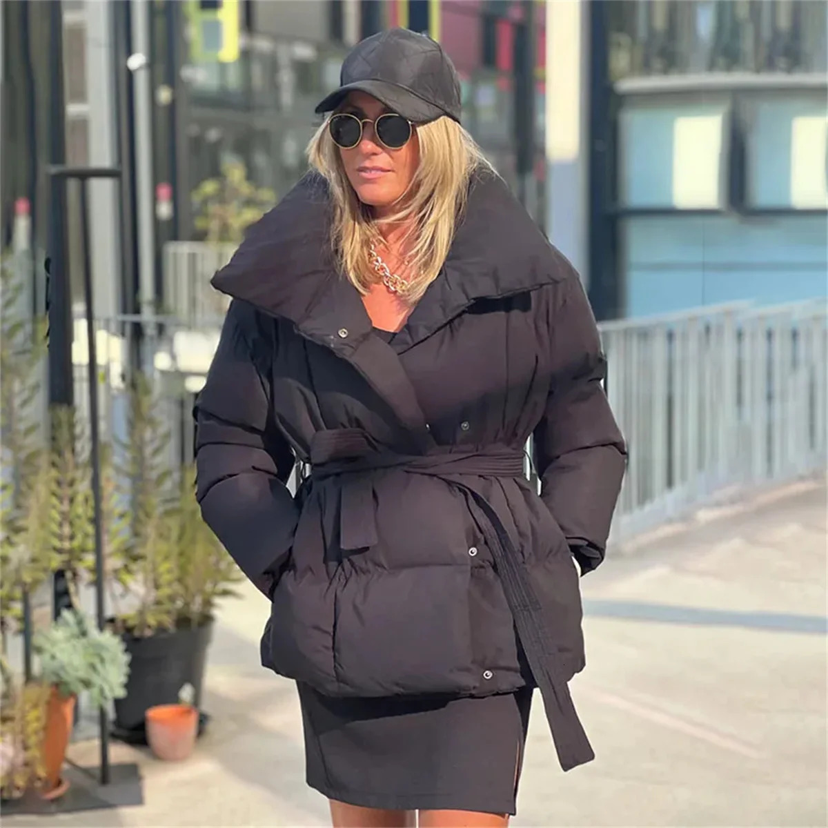Winter Thick Stand Collar Parka Fashion Tie Waist Short Coats Elegant Solid Puffer Jackets Female Ladies Streetwear 251017